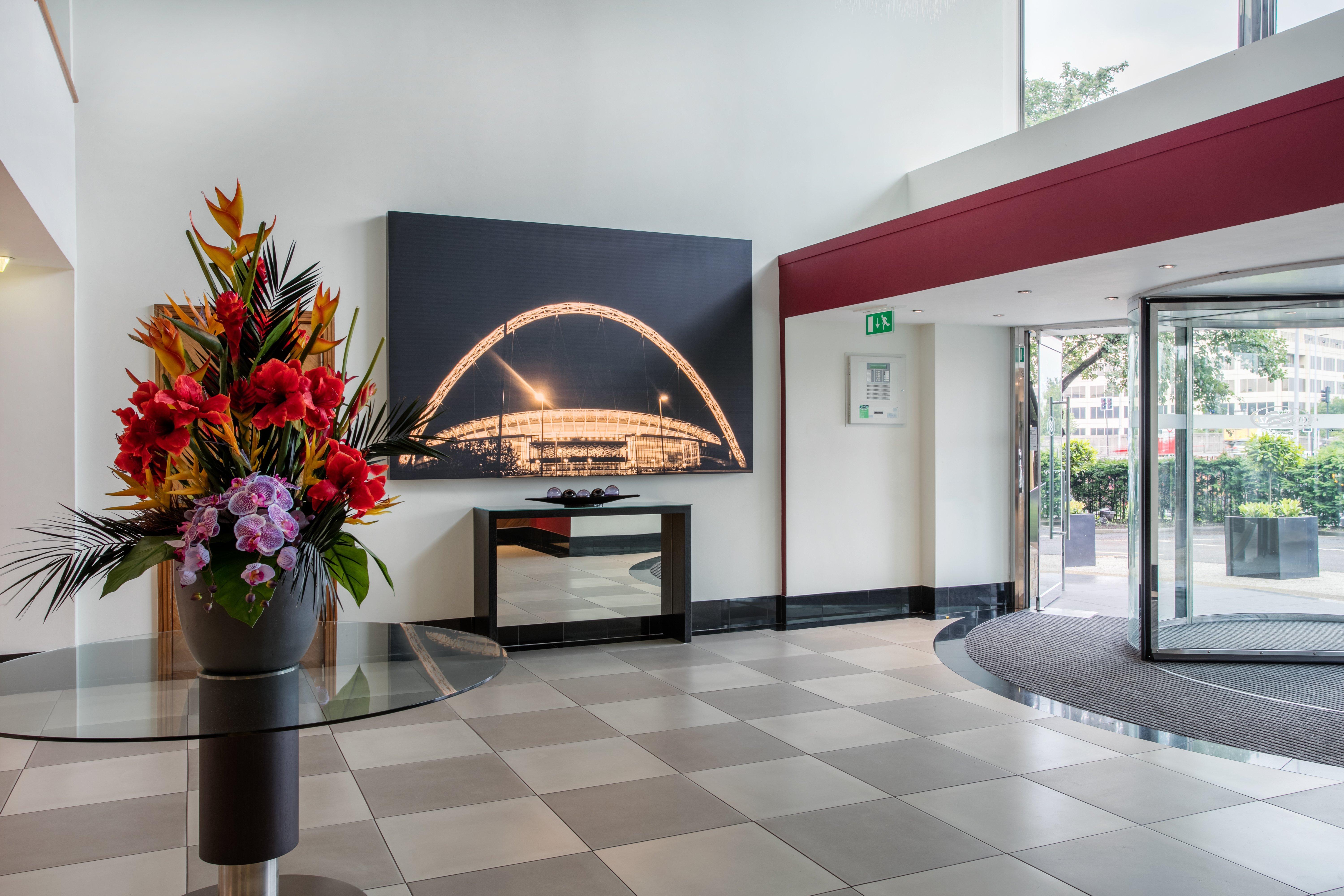 Crowne Plaza London Ealing By Ihg Hotell Exteriör bild