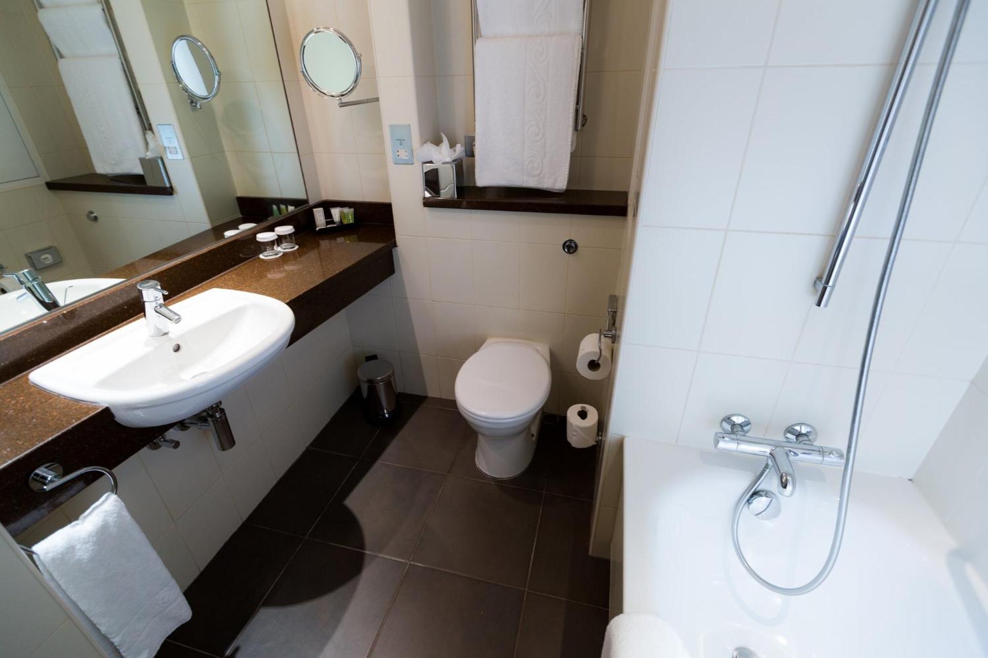 Crowne Plaza London Ealing By Ihg Hotell Exteriör bild
