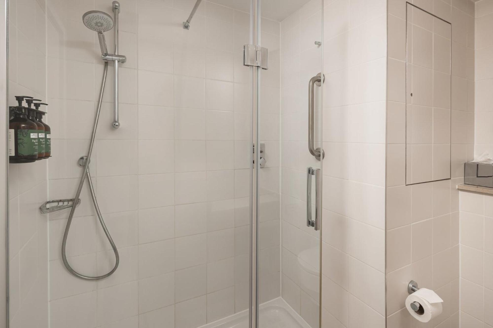 Crowne Plaza London Ealing By Ihg Hotell Exteriör bild